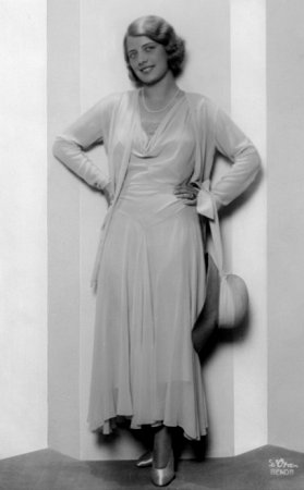 Lizzi Holzschuh 1930 in einem Kleid, mit Weste; Foto mit freundlicher Genehmigung der Österreichischen Nationalbibliothek1) (ÖNB); Urheber: Atelier D'Ora-Benda (Madame d'Ora, 1881–1963); Datierung: 30.05.1930; Quelle/Copyright ÖNB/Wien, Bildarchiv (Inventarnummer 205041-D)