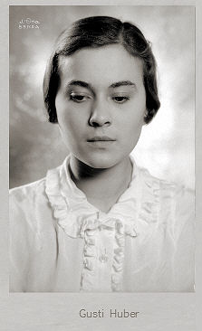 Gusti Huber: Foto mit freundlicher Genehmigung der Österreichischen Nationalbibliothek1) (ÖNB); Urheber: Atelier D'Ora-Benda (Madame d'Ora) (1881–1963) / Arthur Benda) (1885–1969); Copyright ÖNB/Wien, Bildarchiv (Inventarnummer 205411-B); Quelle: www.cyranos.ch