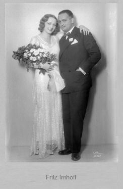 Hochzeitsfoto Fritz Imhoff mit Gattin Huberta am 10. August 1931; Foto mit freundlicher Genehmigung der Österreichischen Nationalbibliothek (ÖNB); Urheber: Atelier D'Ora-Benda (Madame d'Ora (18811963) / ArthurBenda (18851969); Copyright ÖNB/Wien, Bildarchiv (Inventarnummer 205074-D); Quelle: www,cyranos.ch