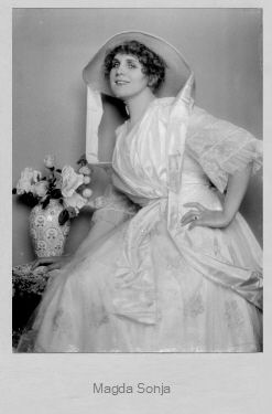 Magda Sonja 1917; Foto mit freundlicher Genehmigung der Österreichischen Nationalbibliothek (ÖNB); Urheber: Atelier D'Ora-Benda (Madame d'Ora (1881–1963) / Arthur Benda (1885–1969); Copyright ÖNB/Wien, Bildarchiv (Inventarnummer 204034-D); Datierung: 11.05.1917; Quelle: www,cyranos.ch