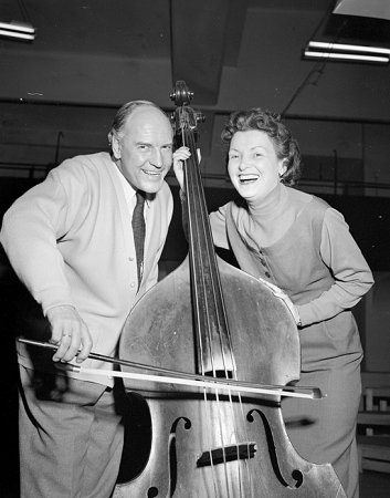 Maria Andergast und Hans Lang 1954 im Aufnahmestudio des Senders "Rot-Wei-Rot" in Wien; Foto mit freundlicher Genehmigungder sterreichischen Nationalbibliothek (NB); Urheber/Krperschaft: United States Information Service (USIS); Datierung: 04.1954; Copyright NB/Wien, Bildarchiv (Inventarnummer US 23.595)