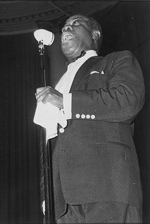 Louis Armstrong 1955 bei einem Auftritt im Wiener "Konzerthaus"; Foto mit freundlicher Genehmigung der sterreichischen Nationalbibliothek; (NB); Urheber/Autor: Ungenannt; Datierung: 28.12.1955; Copyright NB Wien; Bildarchiv Austria (Inventarnummer Pf 5354 C2)