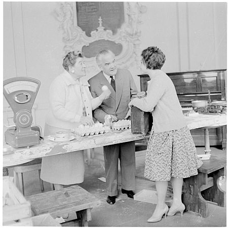 Szenenfoto aus "Die Ballade vom Franz und der Marie", mit Annie Rosar (l., Frau Schikola), Rudolf Carl (Mitte, Alois Schikola), Lydia Weiss (r., 1. Dienstmdchen); Foto mit freundlicher Genehmigungder sterreichischen Nationalbibliothek (NB); Autor/Krperschaft: Scheidl; Datierung: 1961; Copyright NB/Wien, Bildarchiv (Inventarnummer FO88530)