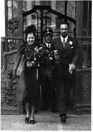 Maria Cebotari und GustavDiessl verlassen nach der Hochzeit mit ihrem Trauzeugen, Staatsrat Hans Hinkel, das Standesamt in Berlin-Charlottenburg; Foto mit freundlicher Genehmigung der sterreichischen Nationalbibliothek (NB); Krperschaft: Weltbild; Datierung: 19.08.1938; Copyright NB/Wien; Bildarchiv Austria (Inventarnummer S 197/10)