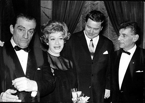 Gruppenbild (v.l.n.r.): Luchino Visconti, Regina Resnik, Dietrich Fischer-Dieskau und Leonard Bernstein im "Hotel Sacher" nach der Premiere von "Falstaff" an der "Wiener Staatsoper"; Fotos mit freundlicher Genehmigung der �sterreichischen Nationalbibliothek (�NB); Urheber/Autor: N.N.; Rechteinhaber/Copyright �NB Wien, Bildarchiv Austria (Inventarnummer Signatur: FO400502/26)