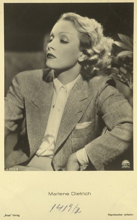Marlene Dietrich auf einer Künstlerkarte, "Ross-Verlag" (1419/2); Foto mit freundlicher Genehmigung der Österreichischen Nationalbibliothek (ÖNB); Urheber/Körperschaft: "Ross-Verlag"; Datierung: Ungenannt; Copyright ÖNB Wien, Bildarchiv (Inventarnummer Pf 16870 : C (1))