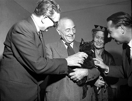 Anton Edthofer erhlt zum 70. Geburtstag von seinen Kollegen (u. a. Helene Thimig) im "Theater in der Josefstadt" einen Scotch-Terrier geschenkt; Foto mit freundlicher Genehmigung der sterreichischen Nationalbibliothek (NB); Urheber/Autor: United States Information Service (USIS); Copyright/Rechteinhaber: United States Information Service (USIS)/NB Wien; Datierung: 18.09.1953; Bildarchiv Austria (Signatur: US 11.459/1)