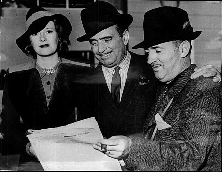 Douglas Fairbanks, seine Gattin, Sylvia Ashley und der Schauspieler, Filmregisseur/-produzent Raymond Griffith1) 1938 an der Rennbahn; Foto mit freundlicher Genehmigung der sterreichischen Nationalbibliothek (NB); Krperschaft: New York Times Photo; Copyright/Rechteinhaber NB/Wien; Datierung: 26.01.1938; Bildarchiv Austria (Signatur: FO300120/01)