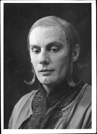 Gustaf Grndgens als Knig Richard II. in dem gleichnamigen Drama von William Shakespeare anlsslich der Festauffhrung der "Staatlichen Schauspiele Berlin" 1939 am Wiener "Burgtheater" im Rahmen der "6. Reichstheaterfestwoche"; Foto mit freundlicher Genehmigung der sterreichischen Nationalbibliothek (NB); Krperschaft: Weltbild; Copyright NB/Wien; Datierung: 07.08.1939; Bildarchiv Austria (Inventarnummer P 583/2)