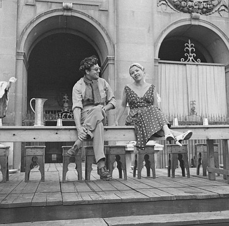 Salzburger Festspiele 1953: Regiebesprechung und Proben fr die Auffhrung des Schauspiels "Jedermann"; Will Qudflieg und Heidemarie Hatheyer whrend einer Probepause auf dem Bhnentisch sitzend; Foto mit freundlicher Genehmigung der sterreichischen Nationalbibliothek (NB); Krperschaft: United States Information Service1) (USIS); Datierung: 07.1953; Copyright NB Wien/USIS; Bildarchiv Austria (Inventarnummer US 25.629)