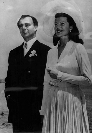 Rita Hayworth, Hochzeitsbild 1949 mit Ali Khan; Foto mit freundlicher Genehmigung der Österreichischen Nationalbibliothek (ÖNB); Urheber/Körperschaft: New York Times Photo; Datierung: 1949; Copyright ÖNB Wien; Bildarchiv Austria (Inventarnummer FO300191/03)