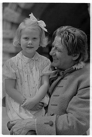 Paul Hrbiger mit Kind whrend der Dreharbeiten des Film "Der liebe Augustin" (1940); Produktionsfirma: "Wien-Film GmbH", Wien; Foto mit freundlicher Genehmigung der sterreichischen Nationalbibliothek (NB); Krperschaft / Urheber: Lothar Rbelt  (19011990); Copyright NB/Wien/Lothar Rbelt; Datierung: 07.1940; Bildarchiv Austria (Inventarnummer 005_40_031_01_069_A_1B_30A)