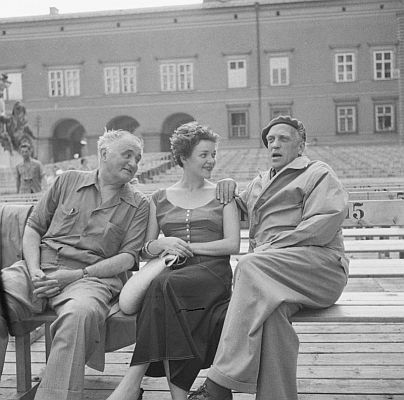 Fritz Imhoff (links), Martha Wallner (?) und Claus Clausen 1953; in den Zuschauersitzreihen whrend einer Pause anlsslich der Proben fr die "Jedermann"-Auffhrung bei den "Salzburger Festspielen"; Claus Clausen gab den Tod; Foto mit freundlicher Genehmigung der sterreichischen Nationalbibliothek (NB); Urheber/Krperschaft: New York Times Photo; Datierung: 07.1953; Copyright NB Wien; Bildarchiv Austria (Inventarnummer US 25.633)