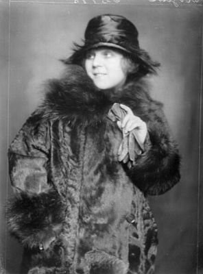 Maria Ivog�n 1920 in einem Pelzmantel mit Pelzkragen und Hut; Foto mit freundlicher Genehmigung der �sterreichischen Nationalbibliothek (�NB); Urheber: Atelier Madame d'Ora  (1881�1963);  Datierung: 09.10.1920: Copyright �NB/Wien, Bildarchiv (Inventarnummer 204329-D)