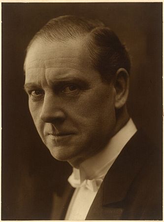 Arnold Korff, portraitiert vor 1929 von Wilhelm Willinger (18791943); Foto mit freundlicher Genehmigung der sterreichischen Nationalbibliothek(NB); Urheber: Wilhelm Willinger; Datierung: vor 1919; Quelle/Rechteinhaber NB/Wien, Bildarchiv; Signatur: Pf 170 E4