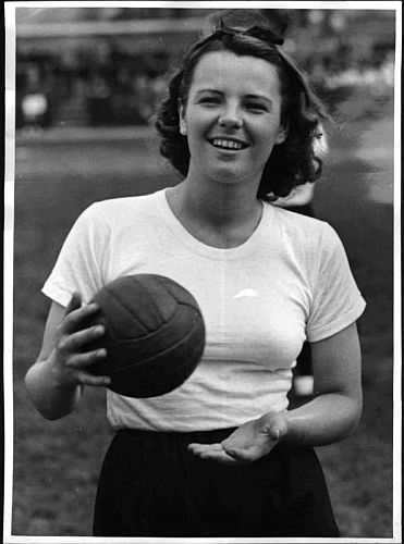 Hilde Krahl 1940 bei einem Benefiz-Handballspiel zugunsten des "Roten Kreuzes"; Foto mit freundlicher Genehmigung der sterreichischen Nationalbibliothek (NB); Körperschaft / Urheber: Franz Blaha; Copyright NB/Wien/Franz Blaha; Datierung: 22.06.1940; Bildarchiv Austria (Inventarnummer P 898/0)