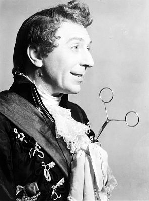 Theo Lingen als Antonio in der Buffo-Oper "Die Banditen" von Jacques Offenbach; Aufführung der "Wiener Staatsoper" in der "Volksoper"; Inszenierung: Theo Lingen (Premiere: 09.03.1950); Foto mit freundlicher Genehmigung der Österreichischen Nationalbibliothek (ÖNB); Körperschaft / Urheber: Dietrich & Co; Copyright ÖNB/Wien, Dietrich & Co; Datierung: 19.03.1950; Bildarchiv Austria (Inventarnummer 415489-B)