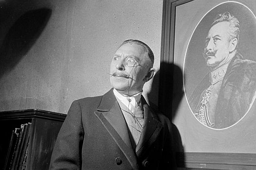 Theo Lingen als Amtsvorsteher von Wehrhahn" in "Der Biberpelz" von Gerhart Hauptmann im "Akademietheater"; Regie: Theo Lingen, Premiere: 31.05.1956; Foto mit freundlicher Genehmigung der sterreichischen Nationalbibliothek (NB); Körperschaft / Urheber: Ungenannt; Copyright NB/Wien; Datierung: 28.05.1956; Bildarchiv Austria (Inventarnummer CL 1648 (I), 15)