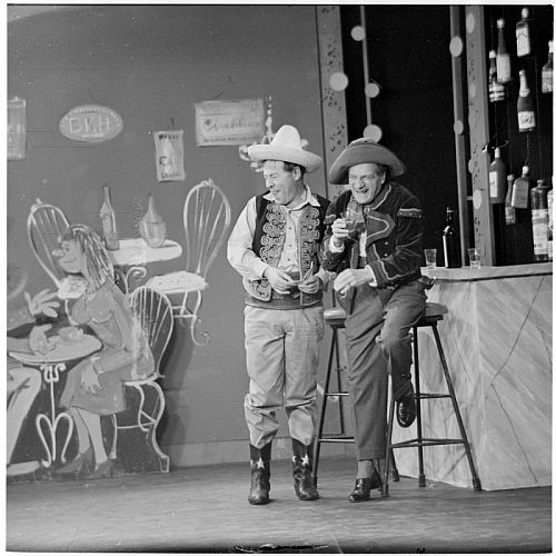 Szene mit Karl Farkas (rechts) und Eduard Linkers 1964 in dem "Simpl"-Programm "Bilanz der Saison"; Foto mit freundlicher Genehmigung der sterreichischen Nationalbibliothek (NB); Krperschaft: Scheidl; Copyright Scheidl/NB, Wien; Datierung: 1964; Bildarchiv Austria (Inventarnummer FO95675)