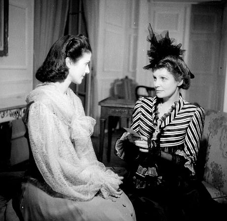 Szenenfoto mit Christl Mardayn (r.) als Mrs. Erlynne und Marianne Schnauer als Lady Windermere in "Lady Windermeres" Fcher von Oscar Wilde, am 23. Dezember 1945 Wiener "Volkstheater"; Inszenierung: Hans Thimig; Foto mit freundlicher Genehmigung der sterreichischen Nationalbibliothek (NB); Urheber/Autor: Hertha Schulda-Mller; Datierung: 23.12.1945; Copyright Hertha Schulda-Mller/ NB Wien, Bildarchiv Austria (Inventarnummer 248.733B)