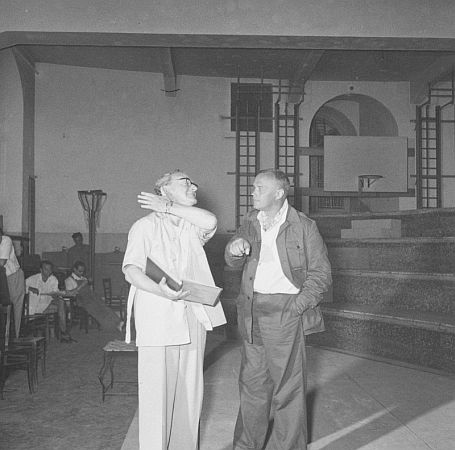 "Salzburger Festspiele" 1953 ("Felsenreitschule"): Regiebesprechung und Proben zur Auffhrung des Dramas "Julius Caesar" von William Shakespeare. Regisseur Josef Gielen gibt Kurt Meisel Anweisungen. Foto mit freundlicher Genehmigung der sterreichischen Nationalbibliothek (NB); Urheber/Autor: United States Information Service (USIS), Datierung: 26.07.1953; Copyright USIS / NB Wien; Bildarchiv Austria (Inventarnummer US 25.635)