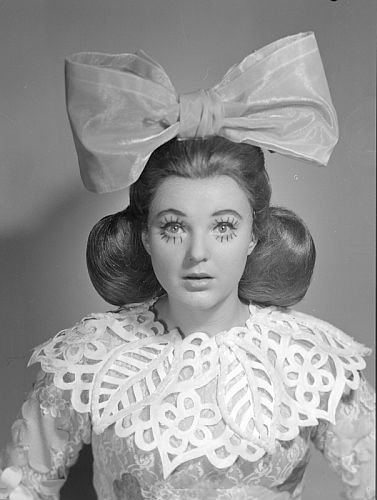 Lucia Popp als Olympia in der Oper "Hoffmanns Erzählungen" von Jacques Offenbach, fotografiert von Trude Dietrich (1907 – 1981) anlässlich der Premiere 1966 an der "Wiener Staatsoper", Inszenierung: Otto Schenk; Foto mit freundlicher Genehmigung der Österreichischen Nationalbibliothek (ÖNB); Urheber/Autor: Trude Dietrich; Datierung: 22.10.1966; Copyright Trude Dietrich/ ÖNB Wien; Bildarchiv Austria (Inventarnummer 550.593-B)