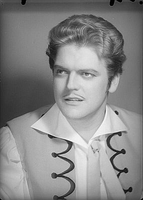 Hermann Prey als Figaro in der komischen Oper "Der Barbier von Sevilla" von Gioachino Rossini, fotografiert von Trude Dietrich (1907�1981) anl�sslich der Auff�hrung 1957 an der "Wiener Staatsoper"; Inszenierung: Oskar W�lterlin, Dirigent: Mario Rossi; Foto mit freundlicher Genehmigung der �sterreichischen Nationalbibliothek (�NB); Urheber/Autor: Trude Dietrich; Datierung: 1957; Copyright: Trude Dietrich/ �NB Wien; Bildarchiv Austria (Inventarnummer 426.990-B)