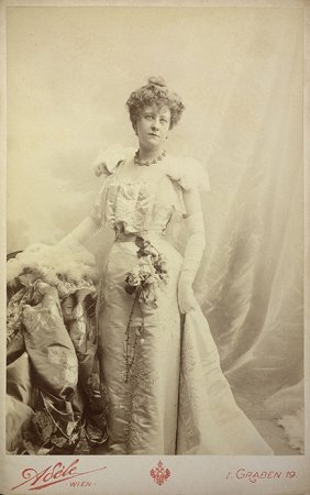 Adele Sandrock um 1895; Urheber: Atelier Adle, Wien; Datierung: um 1895; Copyright NB Wien; Bildarchiv Austria (Inventarnummer Kor 18K/5); Foto mit freundlicher Genehmigung der sterreichischen Nationalbibliothek (NB)