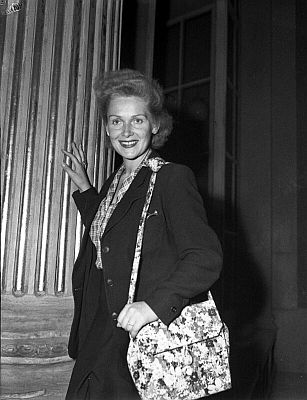 Elisabeth Schwarzkopf 1947 bei den "Salzburger Festspielen"; Foto mit freundlicher Genehmigung der �sterreichischen Nationalbibliothek (�NB); Urheber/Autor: United States Information Service (USIS); Rechteinhaber Copyright United States Information Service (USIS) / �NB Wien; Datierung: 27.07.1947; Bildarchiv Austria (Inventarnummer US 20.199)