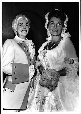 "Le nozze di Figaro" (Salzburger Festspiele 1953): Hilde G�den (l,) als Cherubino und Elisabeth Schwarzkopf al Gr�fin Almaviva: Foto mit freundlicher Genehmigung der �sterreichischen Nationalbibliothek (�NB); Urheber/Autor: Ungenannt; Rechteinhaber/Copyright �NB Wien; Datierung: 1953; Bildarchiv Austria (Inventarnummer FO600158/04)