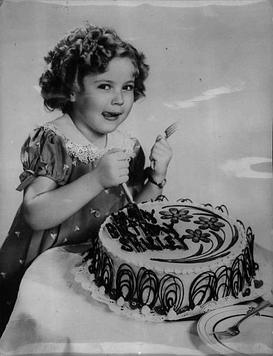 Shirley Temple schneidet die Geburtstagstorte zu ihrem 7. Geburtstag an; Foto mit freundlicher Genehmigung der sterreichischen Nationalbibliothek (NB); Urheber/Krperschaft: New York Times Photo; Datierung: 23.04.1936; Copyright NB Wien; Bildarchiv Austria (Inventarnummer FO300438/05)