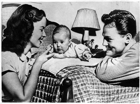 Shirley Temple und JohnAgar mit ihrer drei Monate alten Tochter LindaSusan; Foto mit freundlicher Genehmigung der sterreichischen Nationalbibliothek (NB); Urheber/Krperschaft: New York Times Photo; Datierung: 22.05.1948; Copyright NB Wien; Bildarchiv Austria (Inventarnummer FO300438/03)