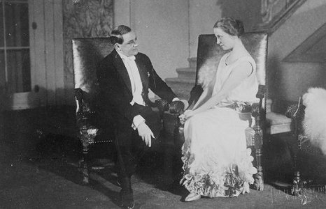 "Der Schwierige" von Hugo von Hofmannsthal: Szenenfoto mit Gustav Waldau und Helene Thimig; Auffhrung im "Theater in der Josefstadt" 1924; Foto mit freundlicher Genehmigung der sterreichischen Nationalbibliothek (NB); Urheber: Ungenannt; Datierung: 1924; Copyright NB Wien, Bildarchiv (Inventarnummer NB 608.791B) 