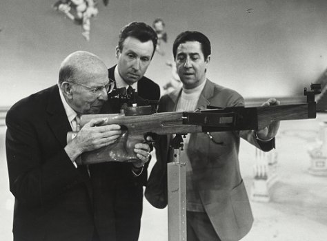 Probe für die Sendung "Der Goldene Schuss" 1968: Robert Stolz probt den Schuss mit der Armbrust, Vico Torriani und Peter Alexander schauen zu. Foto mit freundlicher Genehmigung der sterreichischen Nationalbibliothek (NB); Urheber/Autor: Ungenannt; Datierung: 1968; Copyright  NB Wien; Bildarchiv Austria (Inventarnummer FO400502/58)