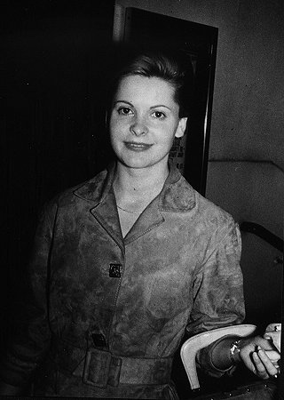 Johanna Matz Ende Juni 1962, aufgenommen vor dem Wiener "Akademietheater" von Dr. Brigitte Pantis; Copyright Brigitte Pantis