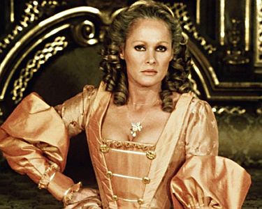 "Das Geheimnis der eisernen Maske"1)(1979), frei nach "Der Vicomte von Bragelonne" von AlexandreDumasd.. mit Ursula Andress als Louise de La Vallire: Szenenfoto mit Ursula Andress mit freundlicher Genehmigung von Pidax-Film, welche das Abenteuer am 28.05.2021 auf DVD herausbrachte.