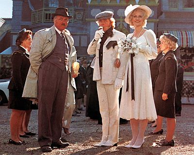 "Die grten Gauner weit und breit":  Szenenfoto mit Richard Attenborough (l.) als Inspektor Truscott, Hywel Bennett als Dennis und Lee Remick als Krankenschwester Fay McMahon; mit freundlicher Genehmigung von "Pidax Film", welche die Krimikomdie Ende August 2020 auf DVD herausbrachte.