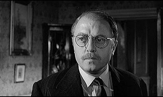 "An einem trben Nachmittag": Szenenfoto mit Richard Attenborough als BillSavage; mit freundlicherGenehmigung von "Pidax Film", welche den Mystery-Krimi Mitte Dezember 2023 auf DVD herausbrachte.