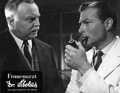 "Frauenarzt Dr.Sibelius": Szenenfoto mit Hans Nielsen (l.) als Anwalt Dr. Reinhardt und Lex Barker als Dr. Georg Sibelius; mit freundlicher Genehmigung von "Pidax Film", welche das Melodram Anfang Juni 2013 auf DVD herausbrachte.