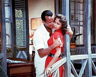 "Hei�e Erde": Szenenfoto mit Harry Belafonte als der aufstrebender Politiker David Boyeur und Dorothy Dandridge  als Margot Seaton; mit freundlicher Genehmigung von Pidax Film, welche das Drama Mitte Juli 2015 auf DVD herausbrachte.