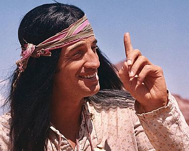 "Der Mann, der mir gefällt": Szenenfoto mit Jean-Paul Belmondo; mit freundlicher Genehmigung von Pidax-Film, welche das romantische Roadmovie-Abenteuer im Juli 2022 auf DVD herausbrachte.