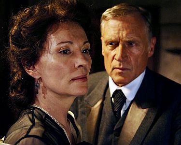 "Afrika, mon amour": Szenenfoto mit Iris Berben und Robert Atzor als Katharina und Richard von Strahlberg; mit freundlicher Genehmigung von Pidax Film, welche den Dreiteiler am 28.08.2025 auf DVD herausbrachte.