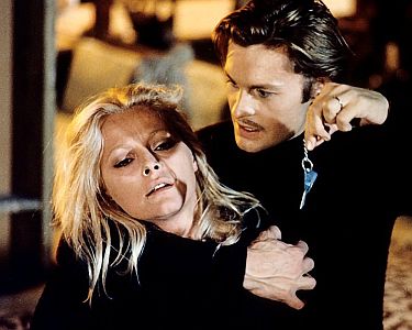 "Der letzte Tanz des blonden Teufels": Szenenfoto mit Virna Lisi als die schne Nathalie und Helmut Berger als der Psychopath Alain Revert; mit freundlicher Genehmigung von Pidax Film, welche den Psychothriller im April 2025 auf DVD herausbrachte.
