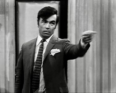 "Auf und davon": Szenenfoto mit Klaus Biederstaedt als Banker Charlie; mit freundlicher Genehmigung von Pidax Film, welche die Kom�die Anfang M�rz 2026 auf DVD herausbrachte.