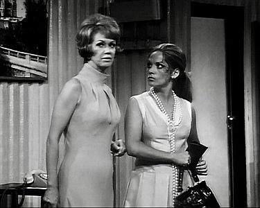 "Auf und davon": Szenenfoto mit Maria Sebaldt (l.) als Josephine und Gaby Gasser als Elisabeth; mit freundlicher Genehmigung von Pidax Film, welche die Komödie Anfang März 2026 auf DVD herausbrachte.