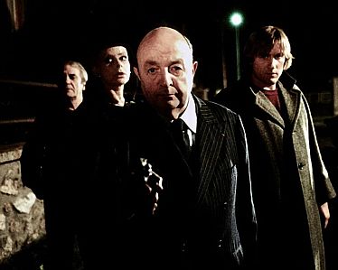 "Den Mörder trifft man am Buffet": Szenenfoto mit Bernard Blier als Inspektor Morvandiau: mit freundlicher Genehmigung von "Pidax Film", welche die rabenschwarze Komödie im April 2025 auf DVD herausbrachte.