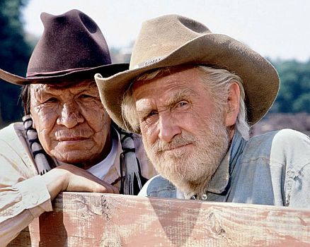 "Go West" (1993–1994; "Harts Of The West"): Szenenfoto mit Lloyd Bridges (r.) als der alte "Haudegen" Jake Tyrell und Saginaw Grant (1936–2021) als Auggie Velasquez, Betreiber des Handeslsposten; mit freundlicher Genehmigung von Pidax-Film, welche die Western-Serie am 14. Juli 2023 auf DVD herausbrachte.