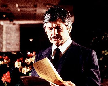 "Ein Mann rumt auf": Szenenfoto mit Charles Bronson als Undercover-Agent Charlie Congers; mit freundlicher Genehmigung von Pidax Film, welche den Action-Thriller am 07.08.2025 auf DVD herausbrachte.