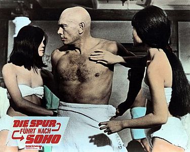 "Die Spur führt nach Soho": Szenenfoto mit Yul Brynner als Peter Novak; mit freundlicher Genehmigung von Pidax-Film, welche den Spionagefilm Mitte September 2014 auf DVD herausbrachte.