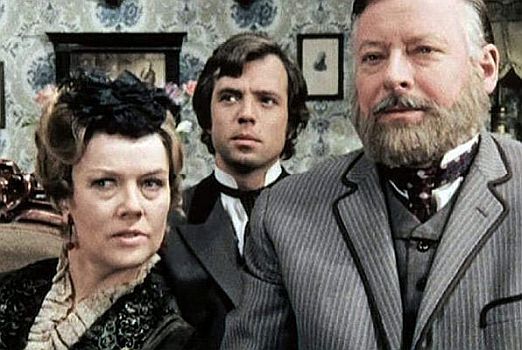 "Die Buchholzenz": Das Ehepaar Wilhelmine (Eva Kotthaus) und Karl Buchholz (Hans Caninenberg) mit Erich (Bruno Dietrich), Sohn der befreundeten Familie Bergfeldt, in den Betty verliebt ist; Foto mit freundlicher Genehmigung von "Pidax Film", welche die Serie Ende Januar 2022 auf DVD herausbrachte